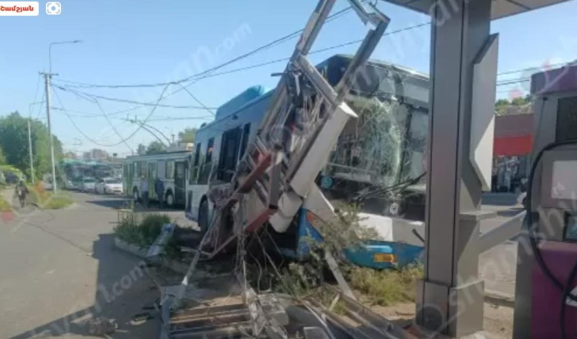 Երևանում թիվ 23 երթուղու ավտոբուսը բախվել է երկաթե էլեկտրասյանը, ապա բենզալցակայանի գովազդային վահանակին և մասամբ հայտնվել բենզալցակայանի տարածքում. կան վիրավորնե
