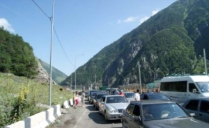 ժամը 05.30-ից մինչև 20.30-ը Ստեփանծմինդա-Լարս ավտոճանապարհը բաց է մարդատար, իսկ 05.30-ից մինչև 00.00-ն` բեռնատար ավտոմեքենաների համար