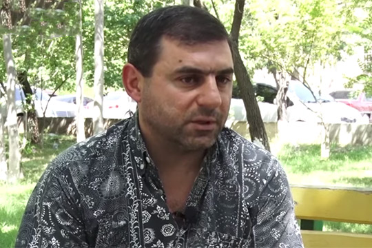 Վաչեն Մովսեսի հետ ոտքերն են բռնում, Նորայրը վերեւից ա հարվածներ հասցնում, Գնելն էլ դանակով խփում, երակն ա կտրում. Հայկազի հայրը պատմում է որդու դաժան սպանության մանրամասները