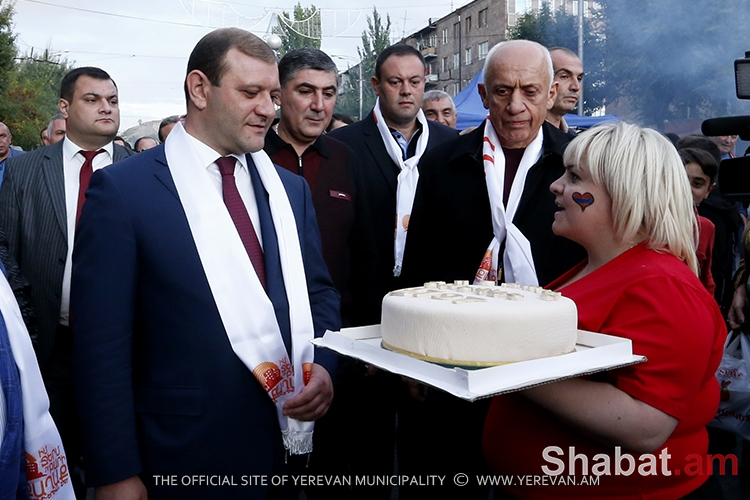 Քաղաքապետ Տարոն Մարգարյանը հետևել է Էրեբունի վարչական շրջանում ընթացող միջոցառումներին