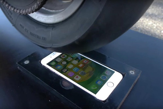 Բլոգերը iPhone 6s-ը ստուգել է մոտոցիկլետով(տեսանյութ)