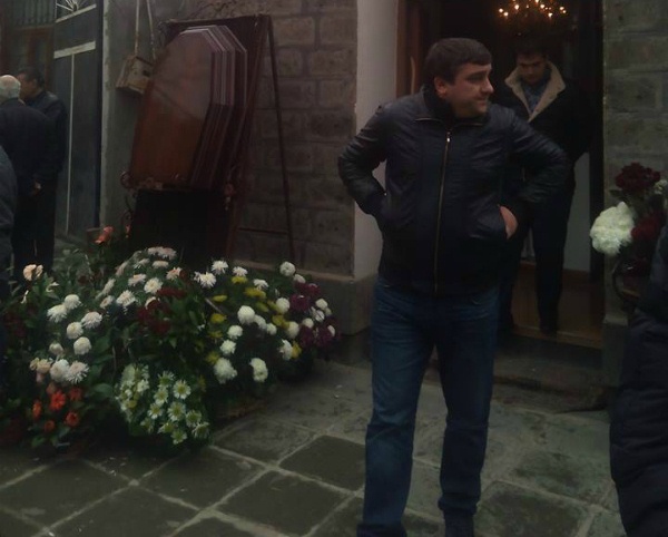 «Ափսոս Հովհաննեսս, իմ աչքի առաջի էրեխեն էր». Բանկի իրավաբանին հուղարկավորեցին (լուսանկարներ)