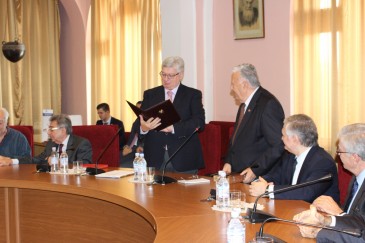 МГИМО-ի ռեկտոր Անատոլի Տորկունովին հանձնվեց ՀՀ ԳԱԱ-ի պատվավոր դոկտորի դիպլոմ