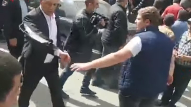 Մեղրիում վարչապետի դեմ ակցիայի մասնակիցները պատռել են Պետական պահպանության պետի կոստյումը. (տեսանյութ)