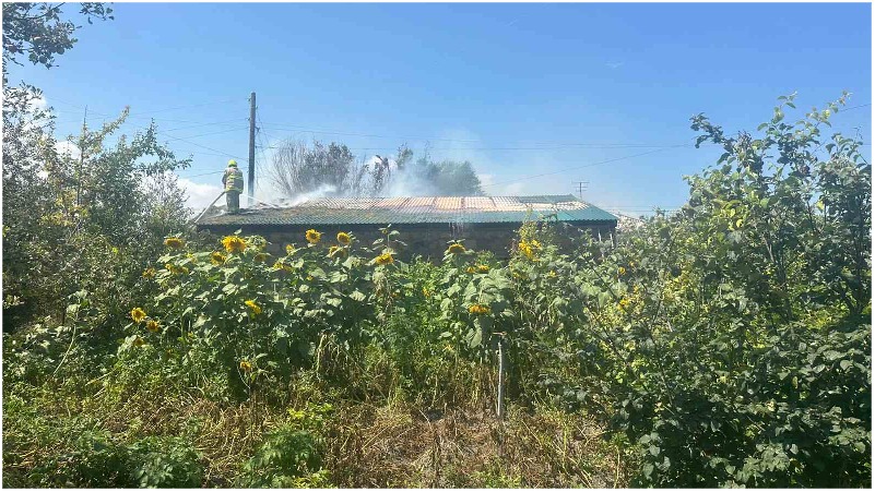 Տանիքում հրդեհ է բռնկվել (լուսանկարներ)