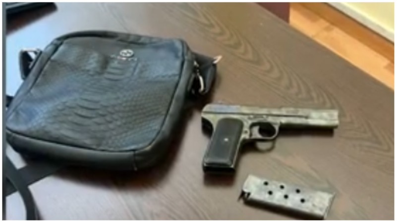 «Զվարթնոց» օդանավակայանի գծային բաժնի ծառայողները զենք են հայտնաբերել «Տոյոտա Քեմրի» մակնիշի մեքենայում (տեսանյութ)