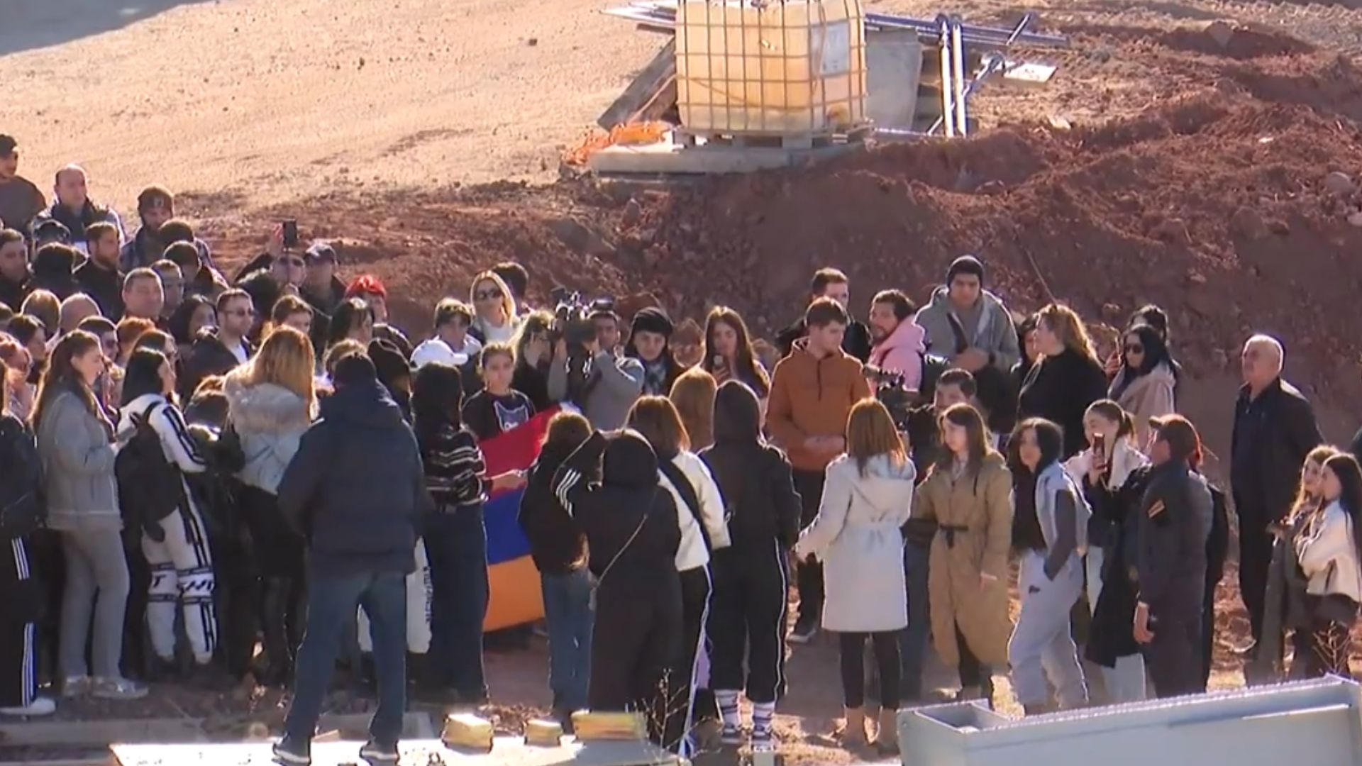 Հարյուրավոր կամավորներ բարձրացել են Հատիսի գագաթ՝ մասնակցելու Հիսուսի արձանի շինարարությանը (տեսանյութ)