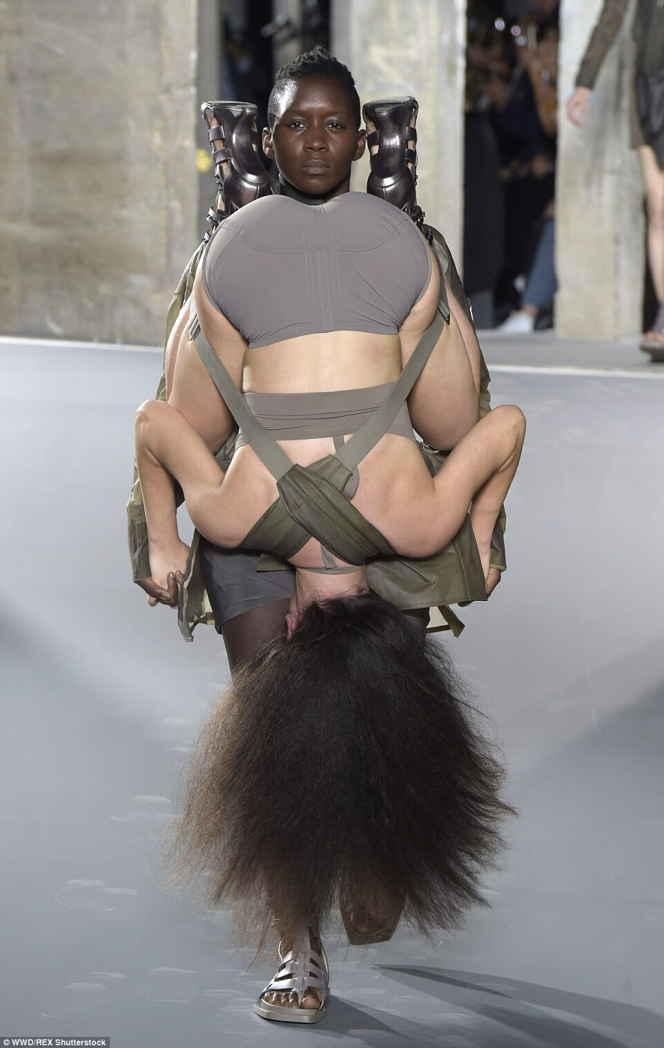 bcea25c3b26366a4059b2CFBD7A600000578-3256609-US_designer_Rick_Owens_harnessed_models_to_one_another_with_one_-a-21_1443769103128.jpg