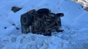 Երևան-Մեղրի ճանապարհին մեքենան, ճանապարհի մերկասառույցի պատճառով, կողաշրջված հայտնվել է եր...
