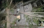 Երևանում հսկայական ծառի ճյուղը կոտրվել, ընկել է ավտոմեքենաների վրա