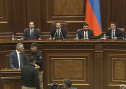 Ռուբինյանը կրկին անջատել է Էդգար Ղազարյանի խոսափողը և հրավիրել անվտանգության աշխատակիցների...